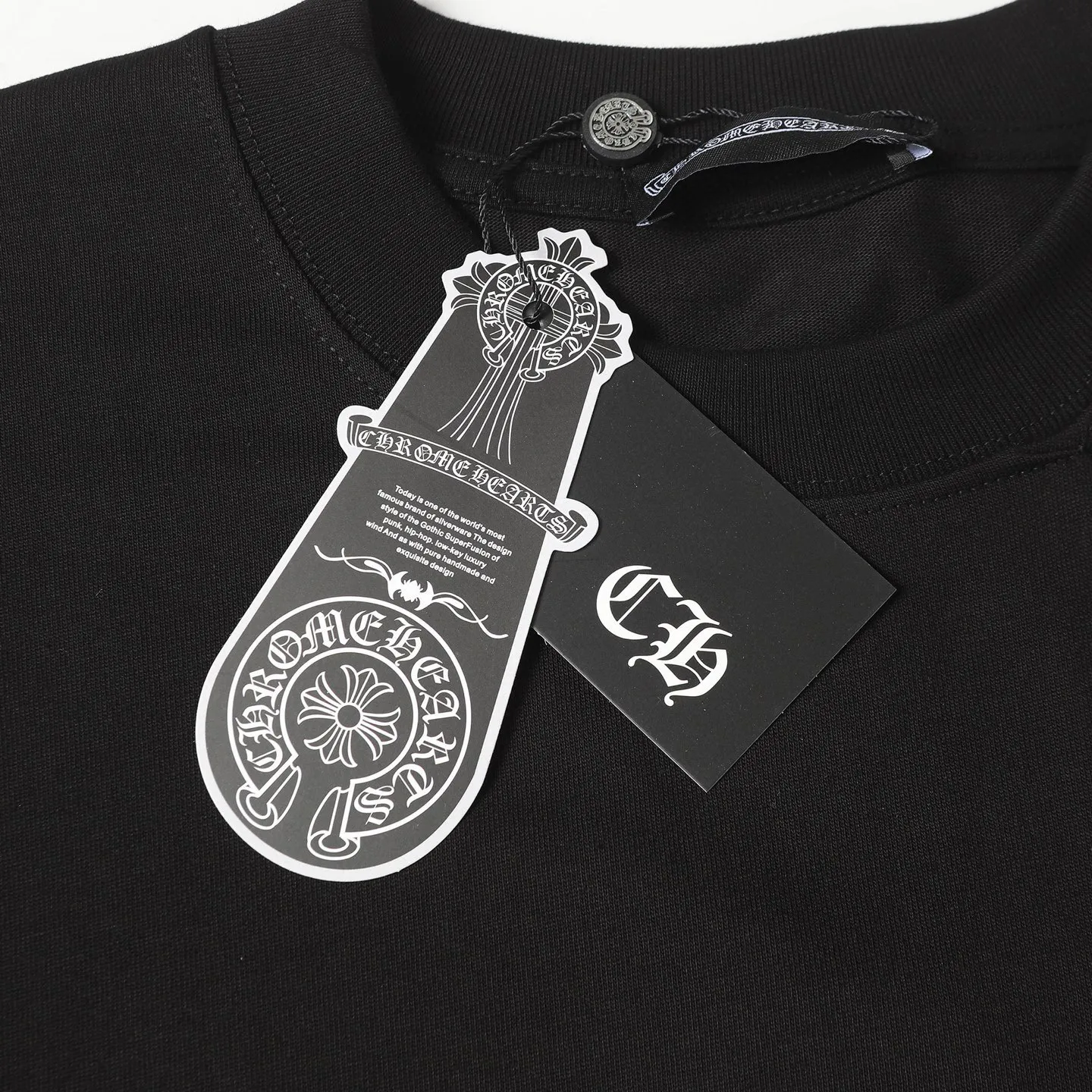 🅿️190 COME HEARTSCH/Cro Heart 25ss string label leather label short-sleeved T-shirt. Uses direct injection imported machine printing hardware and accessories. All grinding and customization. Correct configuration. Black 2025 packaging. 280 grams custom-dyed double yarn cotton. The version is large, loose and stylish. The difference is that the low version is slim and long. The upper body is pulled at the hips. The high-density main mark is hand-sewn. The washed tag is the same for men and women. Color: black/white Size: XS-L